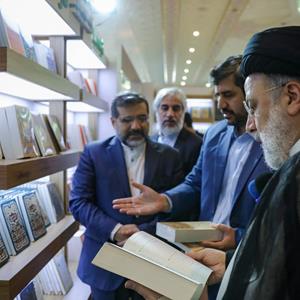 حضور رییس جمهور در غرفه انتشارات انقلاب اسلامی